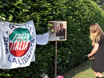 La mansión de Berlusconi, lugar de peregrinaje de sus seguidores La mansión de Berlusconi, lugar de peregrinaje de sus seguidores