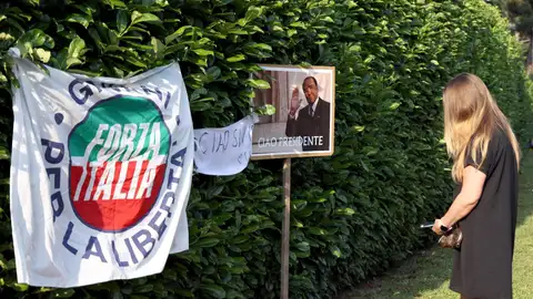 La mansión de Berlusconi, lugar de peregrinaje de sus seguidores La mansión de Berlusconi, lugar de peregrinaje de sus seguidores