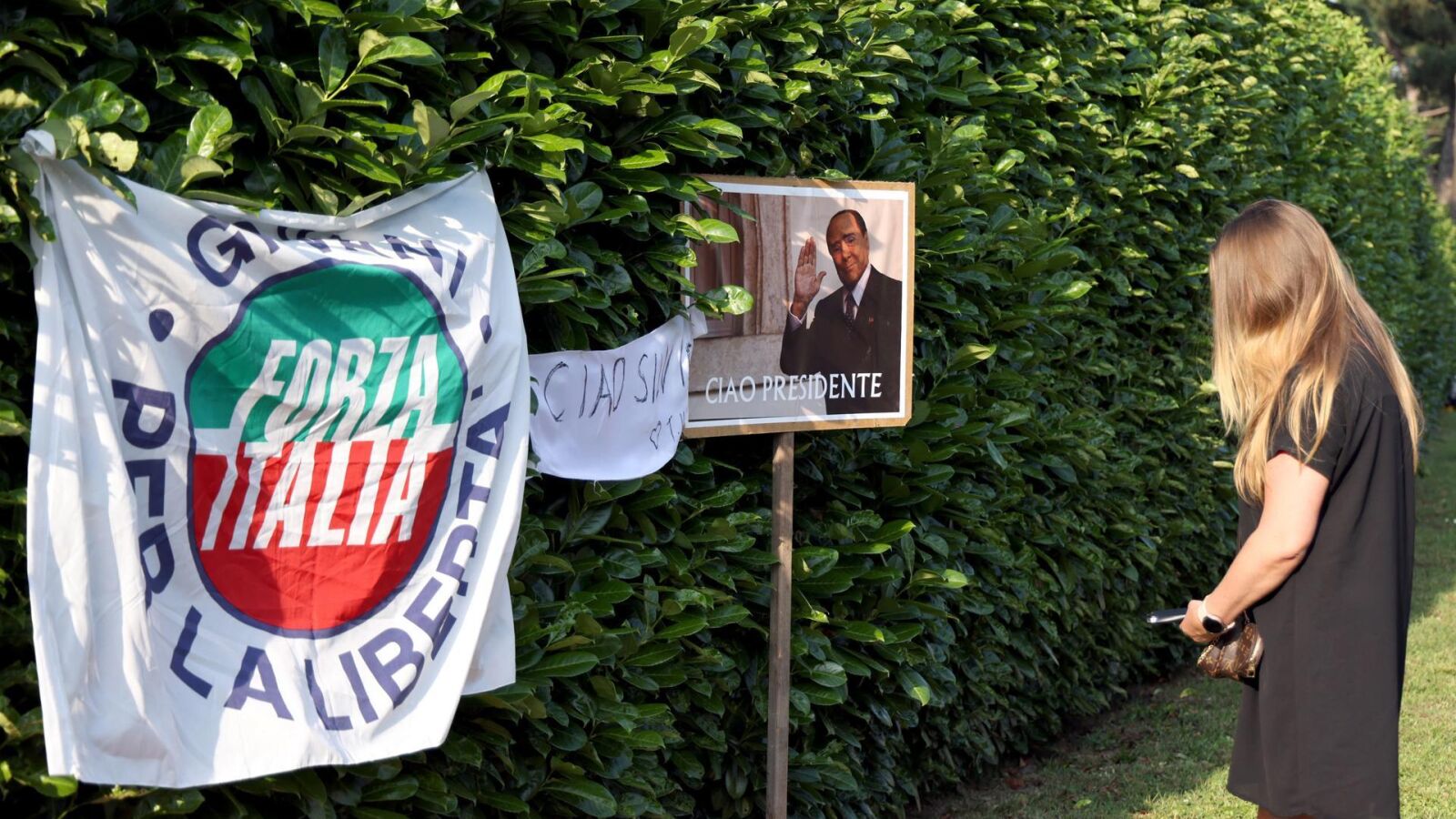 La capilla ardiente de Silvio Berlusconi será en su residencia de Árcore y solo para familiares y amigos
