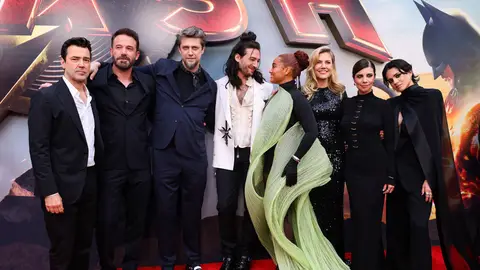 Ron Livingston, Ben Affleck, Andres Muschietti, Ezra Miller, Kiersey Clemons, Barbara Muschietti, Maribel Verdu y Sasha Calle en la premiere de 'The Flash' en Los Angeles Ron Livingston, Ben Affleck, Andres Muschietti, Ezra Miller, Kiersey Clemons, Barbara Muschietti, Maribel Verdu y Sasha Calle en la premiere de 'The Flash' en Los Angeles
