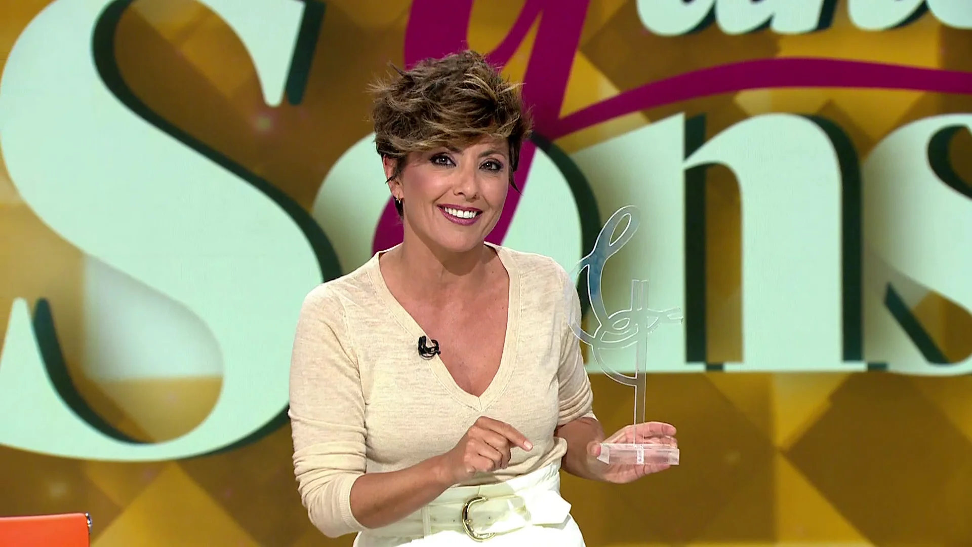 ¡Recibimos el primer premio de 'Y ahora Sonsoles'!: "Esto es de los que hacemos el programa, y de ustedes que nos ven" ¡Recibimos el primer premio de 'Y ahora Sonsoles'!: "Esto es de los que hacemos el programa, y de ustedes que nos ven"