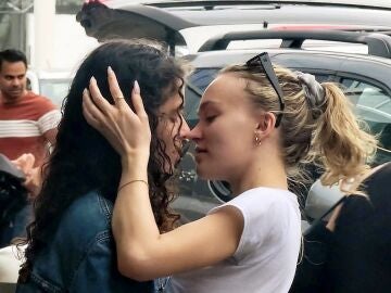 Lily-Rose Depp besándose con su novia 070 Shake en el aeropuerto de LAX