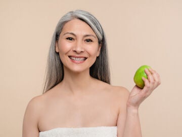 Mujer con una manzana verde en la mano