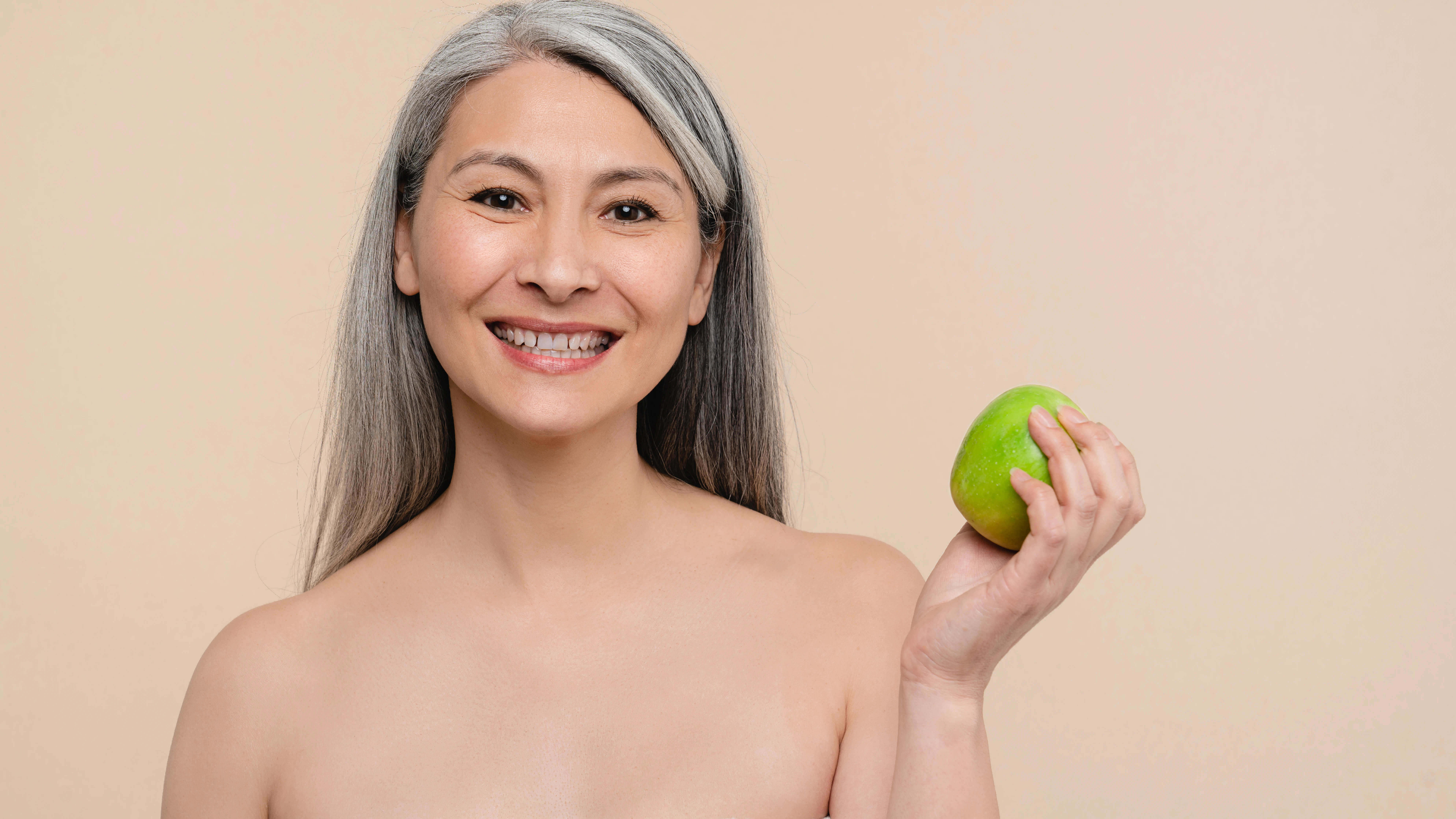 Mujer con una manzana verde en la mano