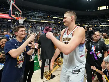 Nikola Jokic celebra la consecución del anillo de la NBA Nikola Jokic celebra la consecución del anillo de la NBA