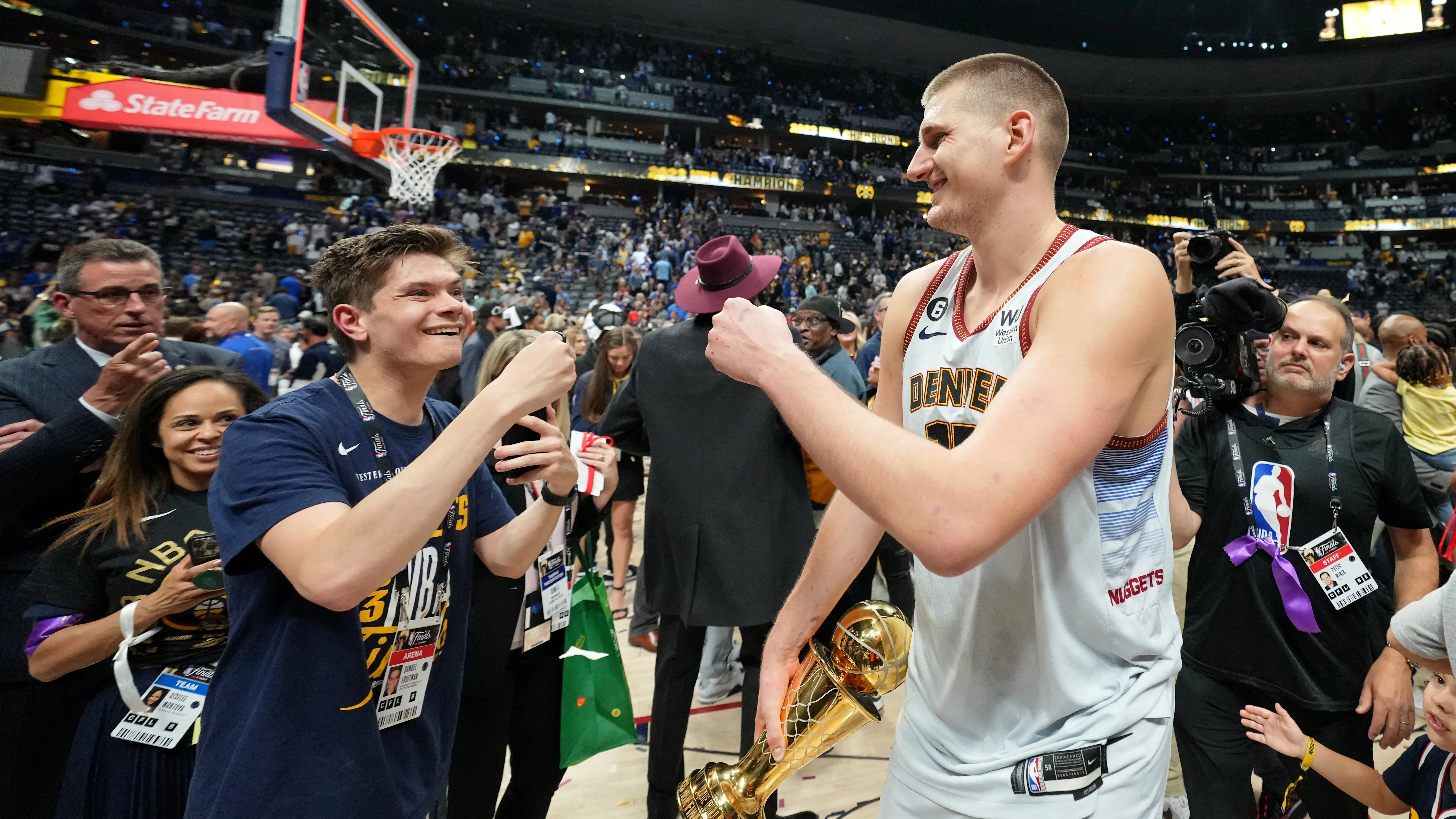 Nikola Jokic celebra la consecución del anillo de la NBA Nikola Jokic celebra la consecución del anillo de la NBA