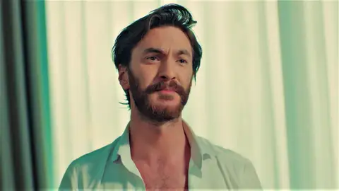 Triunfa el plan de Yildiz: ¡Pillan a Kemal con otra mujer en la habitación de un hotel! Triunfa el plan de Yildiz: ¡Pillan a Kemal con otra mujer en la habitación de un hotel!