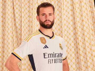 Nacho, capitán del Real Madrid, posa con la nueva camiseta