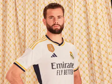 Nacho, capitán del Real Madrid, posa con la nueva camiseta