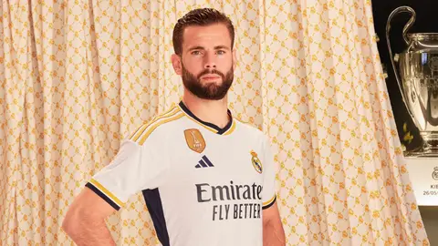 Nacho, capitán del Real Madrid, posa con la nueva camiseta
