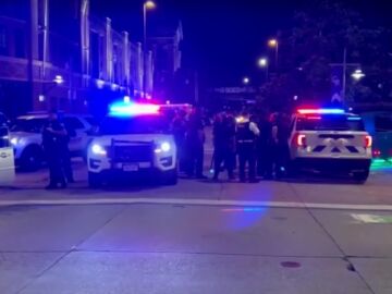 Agentes de la Policía de Denver acordonan una zona tras el tiroteo