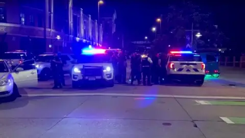 Agentes de la Policía de Denver acordonan una zona tras el tiroteo Agentes de la Policía de Denver acordonan una zona tras el tiroteo