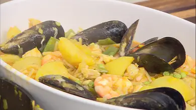 Un guiso para chuparse los dedos: cazuela de merluza y marisco de Arguiñano Un guiso para chuparse los dedos: cazuela de merluza y marisco de Arguiñano