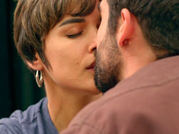 Fabio se lanza y besa a Manuela: “Me alegra vivir esto contigo”
