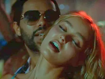 The Weeknd y Lily-Rose Depp como Jocelyn y Tedros en 'The Idol' The Weeknd y Lily-Rose Depp como Jocelyn y Tedros en 'The Idol'