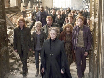 Maggie Smith como la profesora McGonagall en la batalla de Hogwarts al final de 'Harry Potter'