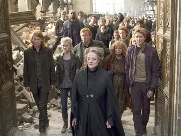 Maggie Smith como la profesora McGonagall en la batalla de Hogwarts al final de 'Harry Potter' Maggie Smith como la profesora McGonagall en la batalla de Hogwarts al final de 'Harry Potter'