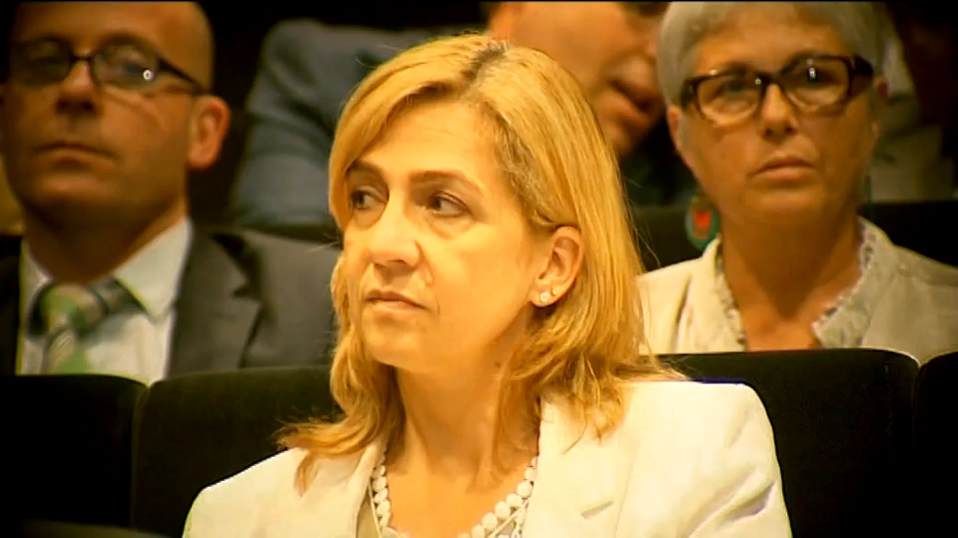 Localizamos a la infanta Cristina viajando a Suiza con Irene y Miguel Urdangarin para la graduaci&oacute;n de su hija