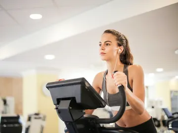 Mujer haciendo deporte Mujer haciendo deporte