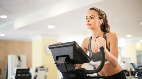Mujer haciendo deporte Mujer haciendo deporte