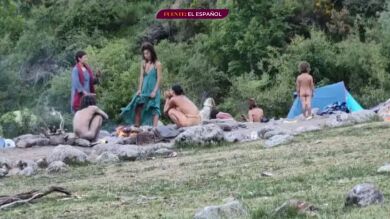 ‘La familia Arcoíris’ vuelve a la carga y se muda a un terreno privado de la costa de Cádiz tras el desalojo