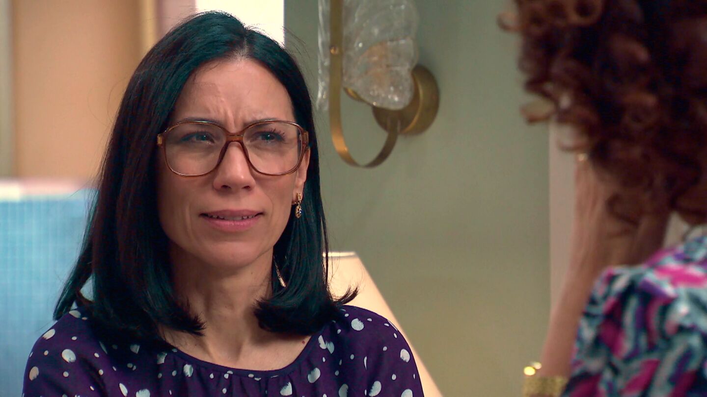 Manolita pone en su sitio a Nieves tras descubrir su traición: “¡Te va a caer una buena!”