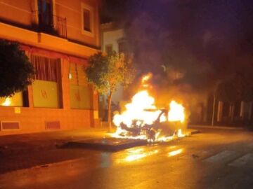 Imagen del coche incendiado