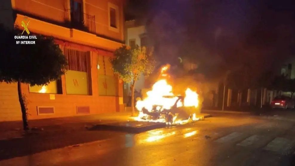 Imagen del coche incendiado Imagen del coche incendiado