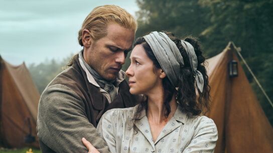 Sam Heughan y Caitriona Balfe como Jamie y Claire Fraser en la temporada 7 de 'Outlander'