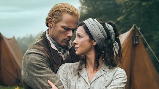 Sam Heughan y Caitriona Balfe como Jamie y Claire Fraser en la temporada 7 de 'Outlander' Sam Heughan y Caitriona Balfe como Jamie y Claire Fraser en la temporada 7 de 'Outlander'