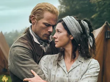 Sam Heughan y Caitriona Balfe como Jamie y Claire Fraser en la temporada 7 de 'Outlander' Sam Heughan y Caitriona Balfe como Jamie y Claire Fraser en la temporada 7 de 'Outlander'