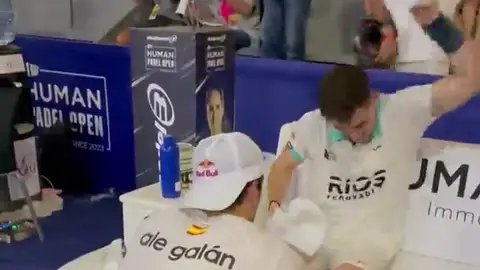 VÍDEO: La increíble imagen de Ale Galán consolando a su compañero Jon Sanz tras caer en semifinales VÍDEO: La increíble imagen de Ale Galán consolando a su compañero Jon Sanz tras caer en semifinales