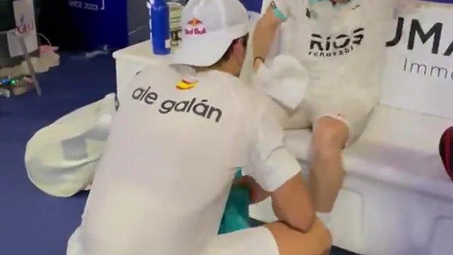 VÍDEO: La increíble imagen de Ale Galán consolando a su compañero Jon Sanz tras caer en semifinales VÍDEO: La increíble imagen de Ale Galán consolando a su compañero Jon Sanz tras caer en semifinales