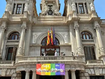 El balcón del Ayuntamiento de Valencia con la bandera arcoíris El balcón del Ayuntamiento de Valencia con la bandera arcoíris