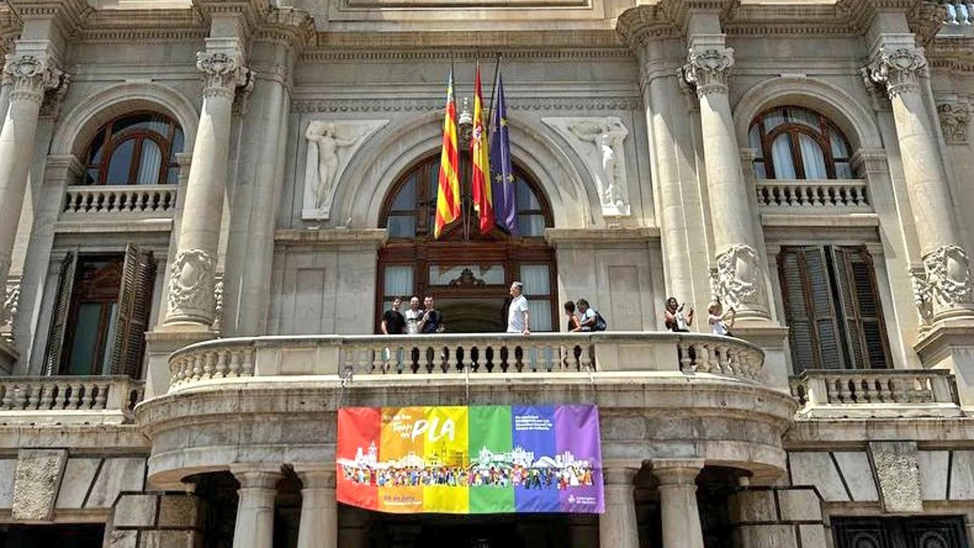 El balcón del Ayuntamiento de Valencia con la bandera arcoíris