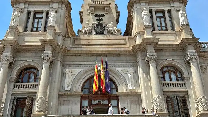 El balcón del Ayuntamiento de Valencia con la bandera arcoíris El balcón del Ayuntamiento de Valencia con la bandera arcoíris