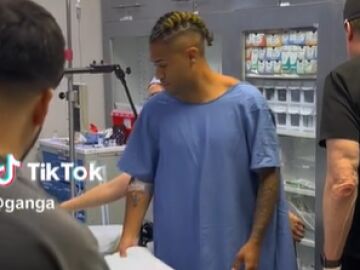 Mariano Díaz a punto de ser anestesiado para hacerse un tatuaje en EE.UU