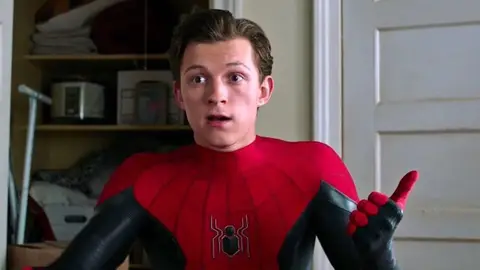 Tom Holland como SpiderMan Tom Holland como SpiderMan