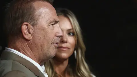 Kevin Costner bajo la mirada de su exmujer Christine Baumgartner