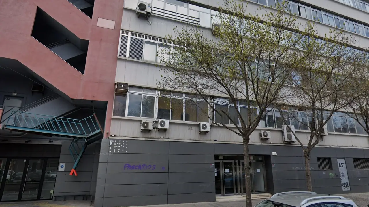 Una empresa en Madrid obliga a sus trabajadores a seguir atendiendo  llamadas junto al cadáver de su compañera