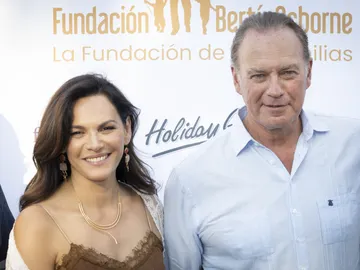 Fabiola Martínez y Bertín Osborne posando juntos Fabiola Martínez y Bertín Osborne posando juntos