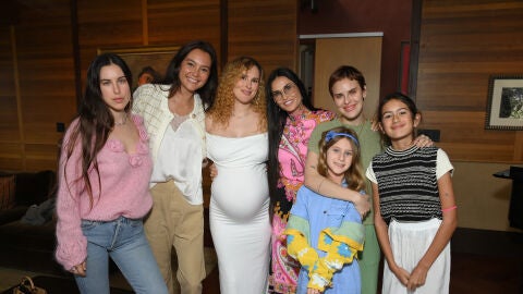 La familia de Bruce Willis: Scout LaRue Willis, Emma Heming, Rumer Willis, Demi Moore, Tallulah Belle Willis, Evelyn Willis, Mabel Willis
