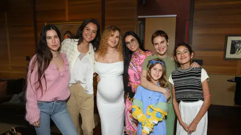 La familia de Bruce Willis: Scout LaRue Willis, Emma Heming, Rumer Willis, Demi Moore, Tallulah Belle Willis, Evelyn Willis, Mabel Willis La familia de Bruce Willis: Scout LaRue Willis, Emma Heming, Rumer Willis, Demi Moore, Tallulah Belle Willis, Evelyn Willis, Mabel Willis