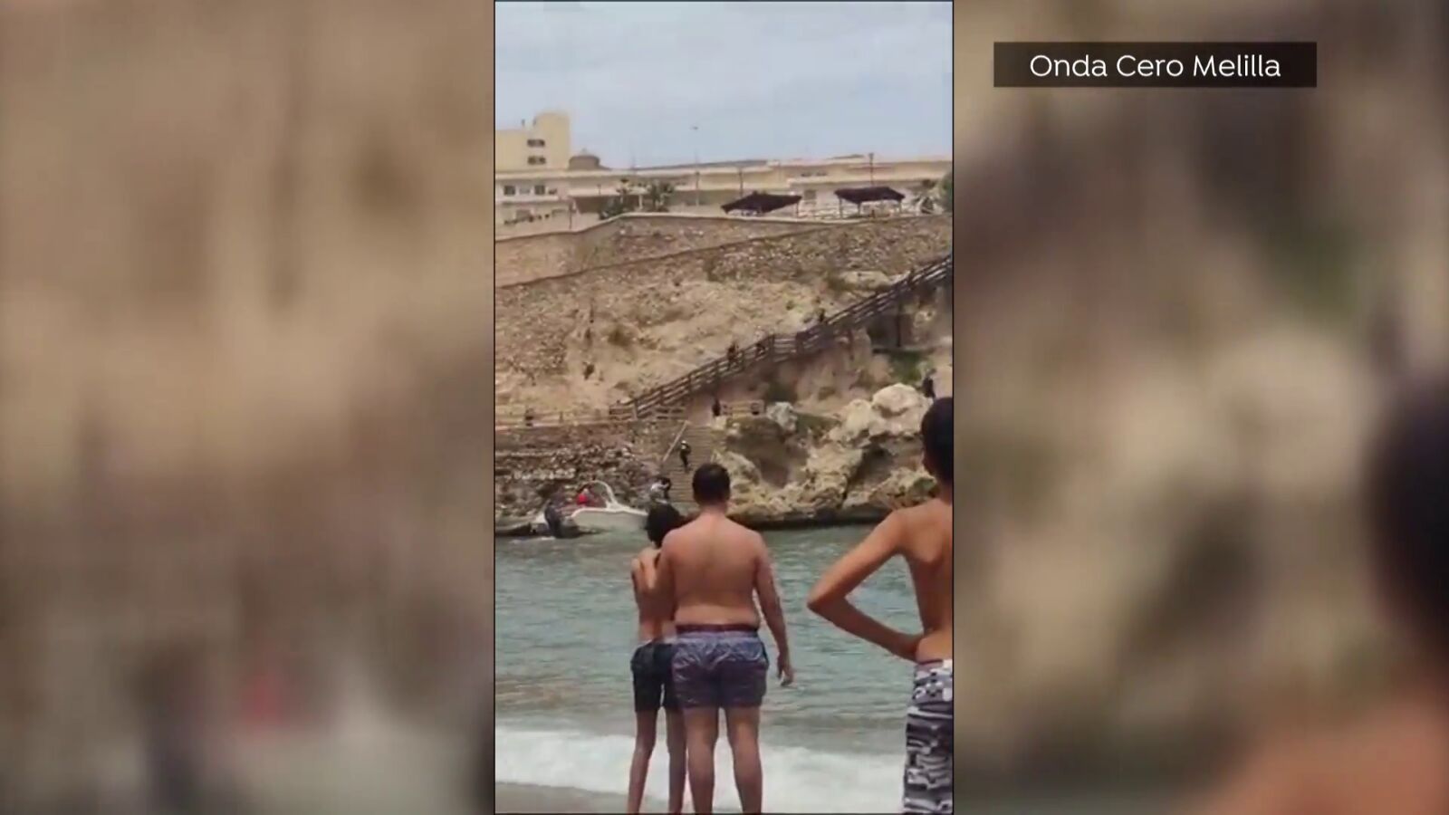 Vídeo: Una patera logra llegar a una playa de Melilla a plena luz del día