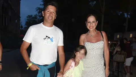 Francis Viñolo y Pastora Soler junto a su hija Estrella Francis Viñolo y Pastora Soler junto a su hija Estrella