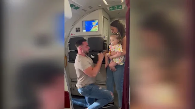 Así fue la pedida de mano en el avión Así fue la pedida de mano en el avión