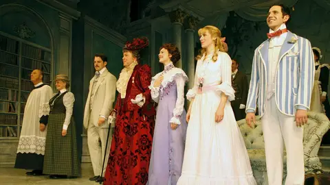 Paxton Whitehead con la compañía de 'The importance of being Ernest' en Broadway Paxton Whitehead con la compañía de 'The importance of being Ernest' en Broadway