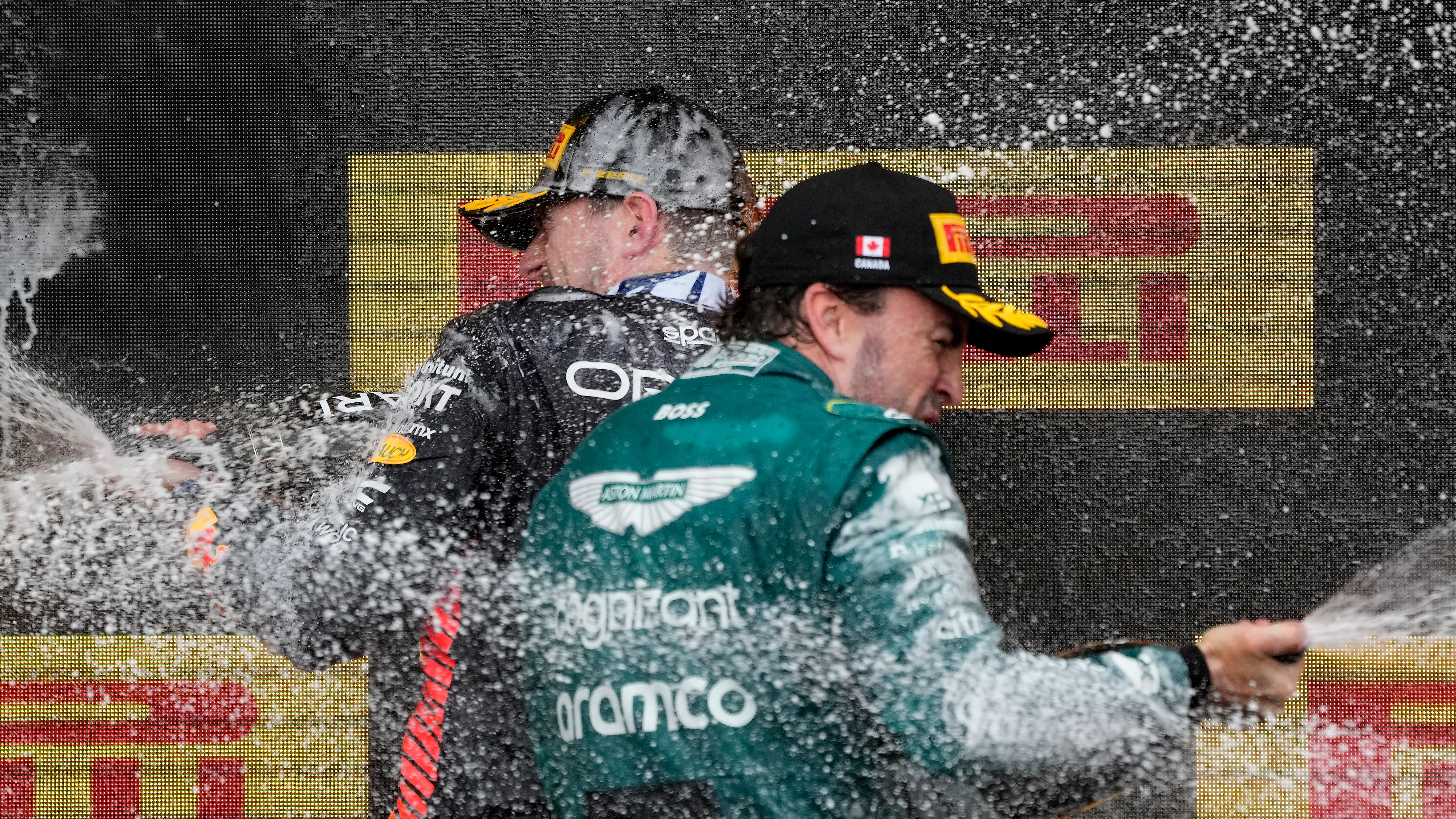 Fernando Alonso y Max Verstappen, en el podio del GP de Canadá Fernando Alonso y Max Verstappen, en el podio del GP de Canadá
