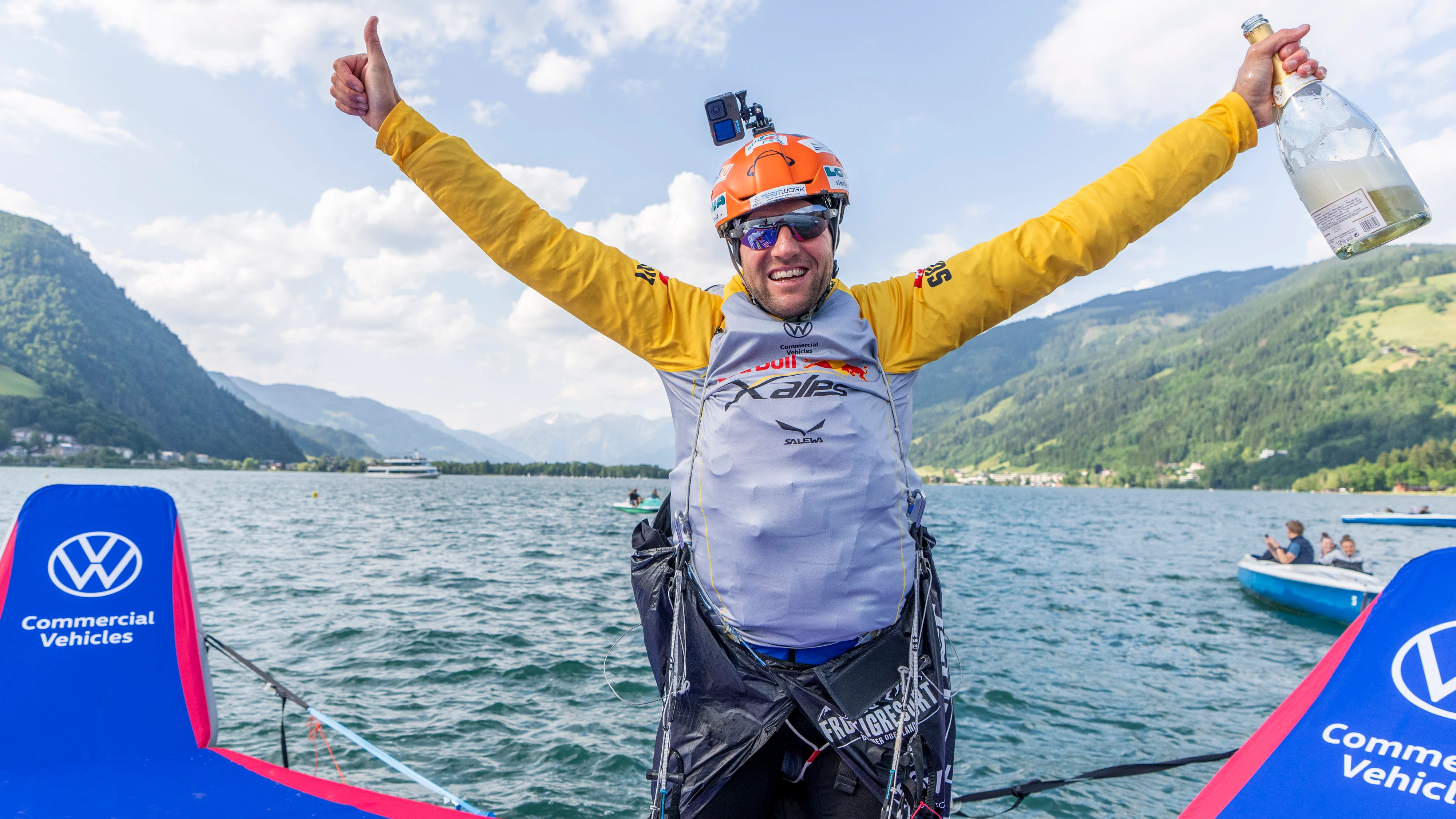 Christian Maurer celebra su victoria en la X-Alps 2023