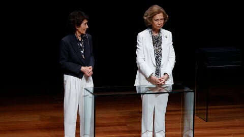 La reina Sofía con un traje de chaqueta y pantalón en blanco